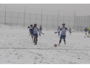 Futbolun sultanları karda mücadele etti