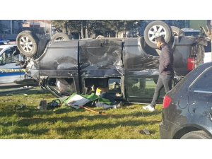 Isparta’da otomobil ile çarpışan minibüs kavşakta ters döndü: 1 ölü, 7 yaralı