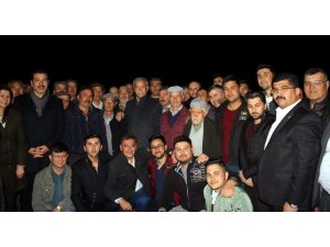Mehmet Nil Hıdır köylü ve çiftçiyle kucaklaşmaya devam ediyor