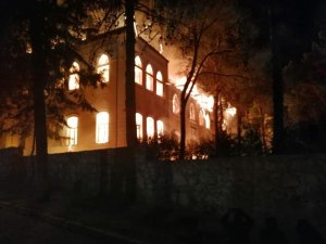 Denizli’de 91 yıllık okul alevlere teslim oldu