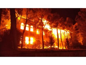 Denizli'de tarihi okulda yangın