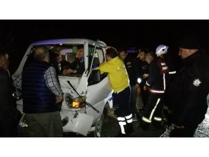 İtfaiye aracına kamyonet çarptı, sürücüyü ekipler kurtardı