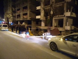 Kaldırım çöktü park halindeki iş makinesi devrildi