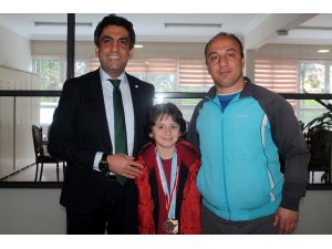 İhlas Koleji öğrencisi yüzmede İstanbul şampiyonu