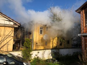 Felçli adam sobadan çıkan yangında öldü