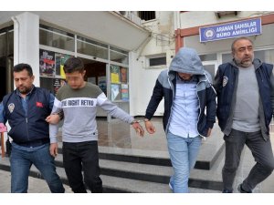 Durakta bekleyen kadının telefonunu çaldılar