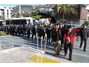 Alanya’da operasyonda gözaltına alınan 17 torbacı adliyede