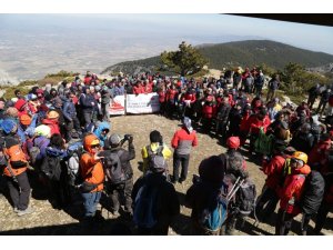 300 dağcı İsmet Ülkeli’yi Spil Dağı’na tırmanarak andı