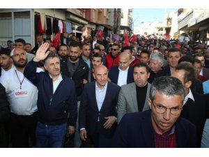 Bayraklı’da dev yürüyüş
