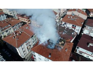 Güngören’de 5 katlı apartmanda çatı yangını