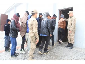 Mehmetçik’ten göçmenlere şefkat eli
