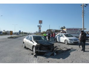 Minibüs ile otomobil çarpıştı: 2 yaralı