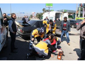 Otomobil kaldırıma çarptı, sürücü araçtan fırladı