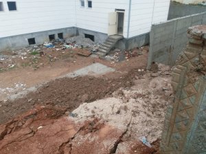 Siirt’te okulun istinat duvarı çöktü