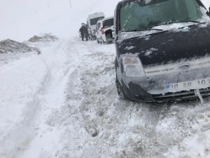 Van-Hakkari karayoluna çığ düştü