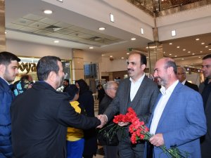 Başkan Altay, alışveriş merkezlerinde vatandaşlarla buluştu