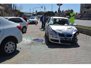 Devrilen otomobil park halindeki araca çarptı: 2 yaralı