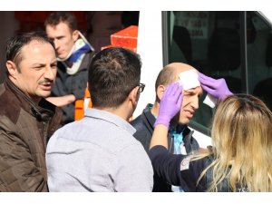 Hafif ticari araçla otomobil kafa kafaya çarpıştı: 4 yaralı
