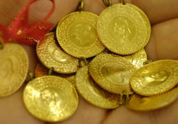 Bilgi yarışmasında birinci olan öğrencilere altın