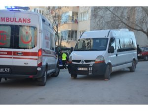 Minibüsün altında kalan yaşlı kadın yaralandı