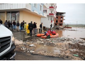 Etrafını su basan binadaki 8 kişi botla tahliye edildi