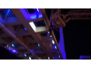 Üst geçide çıkıp aşağı atlayacağını söyleyen alkollü genç, ekipleri harekete geçirdi
