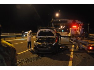 Başkent’te bariyerlere çarpan otomobil takla attı