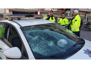 Sürücü polis aracının camını kırdı, annesi de bastonla polise saldırdı