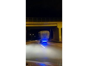 Aşırı yük taşıyan kamyon tehlike saçtı