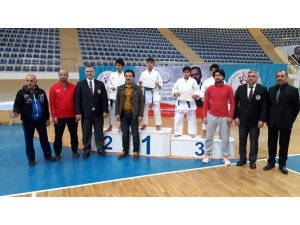 136 karateci madalya için ter döktü