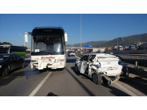 Otobüsün çarptığı otomobil hurdaya döndü: 2 yaralı