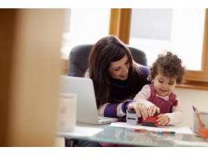 Türkiye’de 1,5 milyon kadın, hem çalışıyor hem de çocuklarına bakıyor