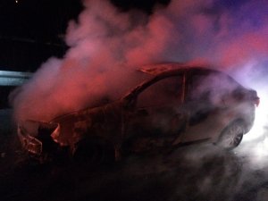Bolu’da arızalanan otomobil alev alev yandı