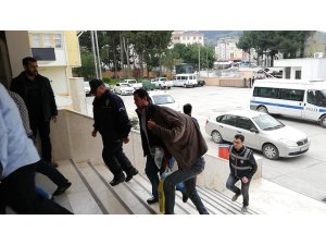 14 yaşındaki kız çocuğuna istismardan 13 kişi tutuklandı