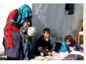 Evleri yanan aile kömürlükte yatıyor