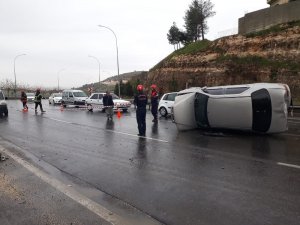 Devrilen otomobilin sürücüsü yaralandı