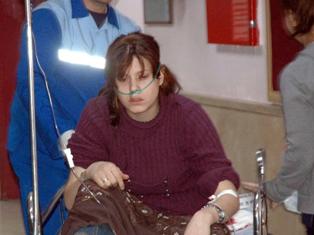 Boşanmak isteyen karısını bıçakladı