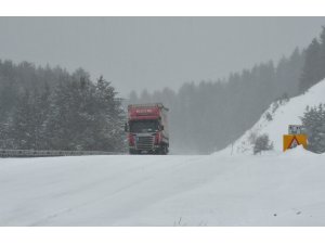 Baharda yağan kar ulaşımı aksattı