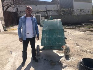 Makinenin kablosunu taşla ezerek çaldılar