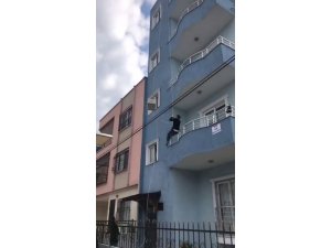 Hayatı pahasına eşyaları böyle taşıdı