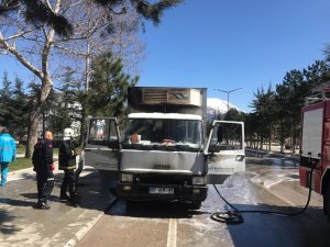 Seyir halindeki lojistik kamyonu alev aldı