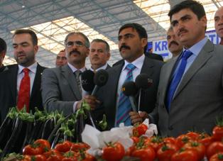 Adaylığını tezgahında açıkladı