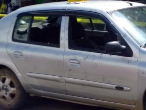 Seyir halindeki otomobile kurşun yağmuru