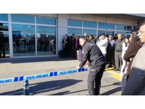 Kayseri Havaalanı’nda silah sesleri duyuldu, yaralı polisler var