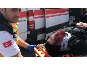 Ticari araca çarpan motosiklet sürücüsü hastanede öldü