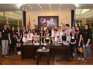 Minik yüzücülerden Başkan Kayalı’ya ziyaret