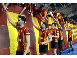 Galatasaray Erkek Voleybol Takımı’na madalyalarını Mustafa Cengiz verdi