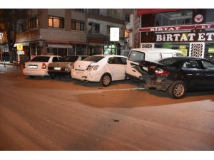 Park halindeki araçlara çarpıp kaçtı, kaza kameraya yansıdı
