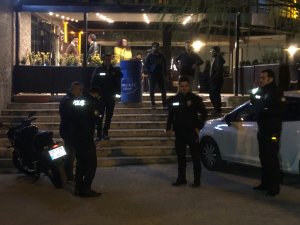 Başkent’te bıçaklanan kişi eğlence mekanına sığındı