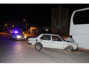 Karaman’da otomobil park halindeki otobüse çarptı: 1’i ağır 2 yaralı